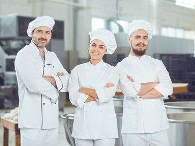 129646104-tre-fornai-sorridono-al-panificio